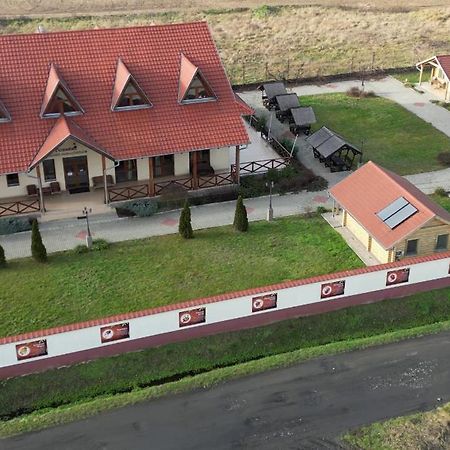 Tuzseri Palinka Tanya Buitenkant foto