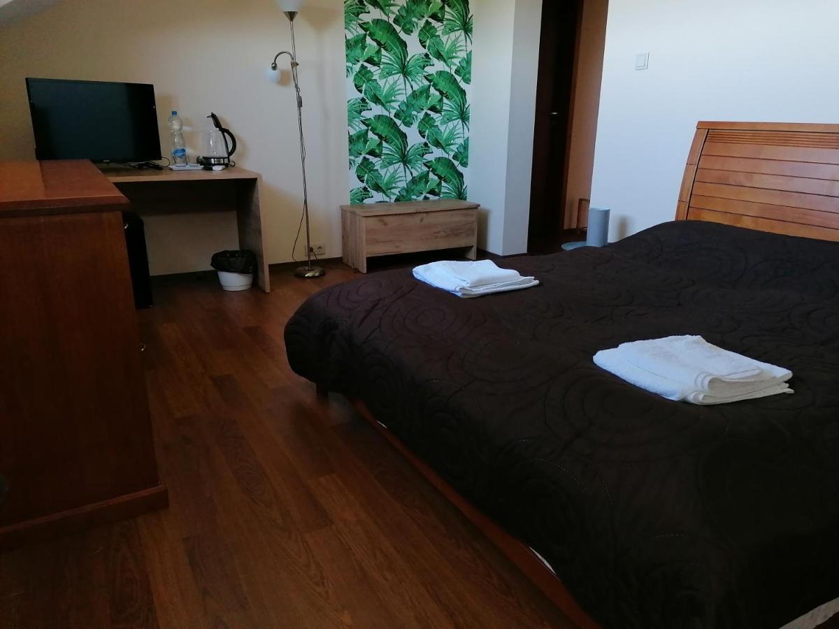 Tuzseri Palinka Tanya Buitenkant foto