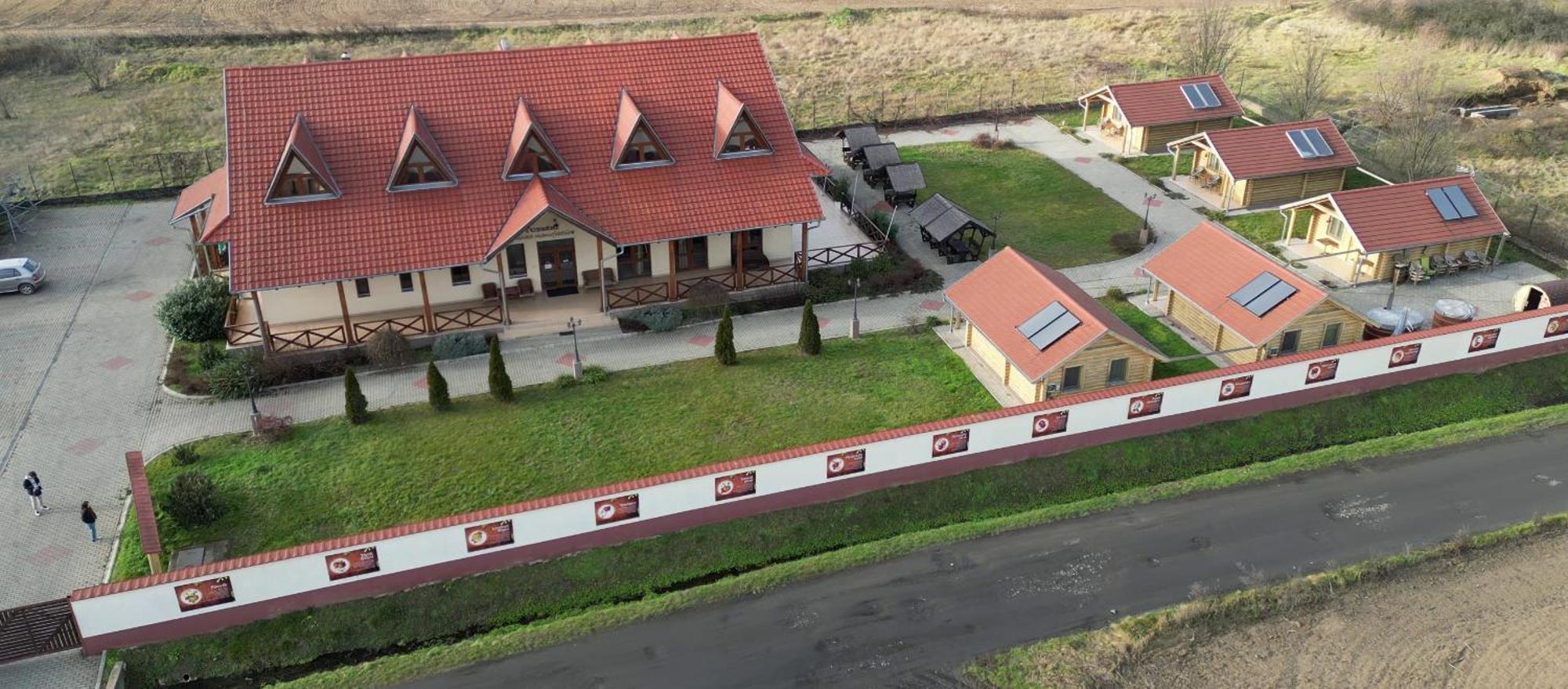 Tuzseri Palinka Tanya Buitenkant foto