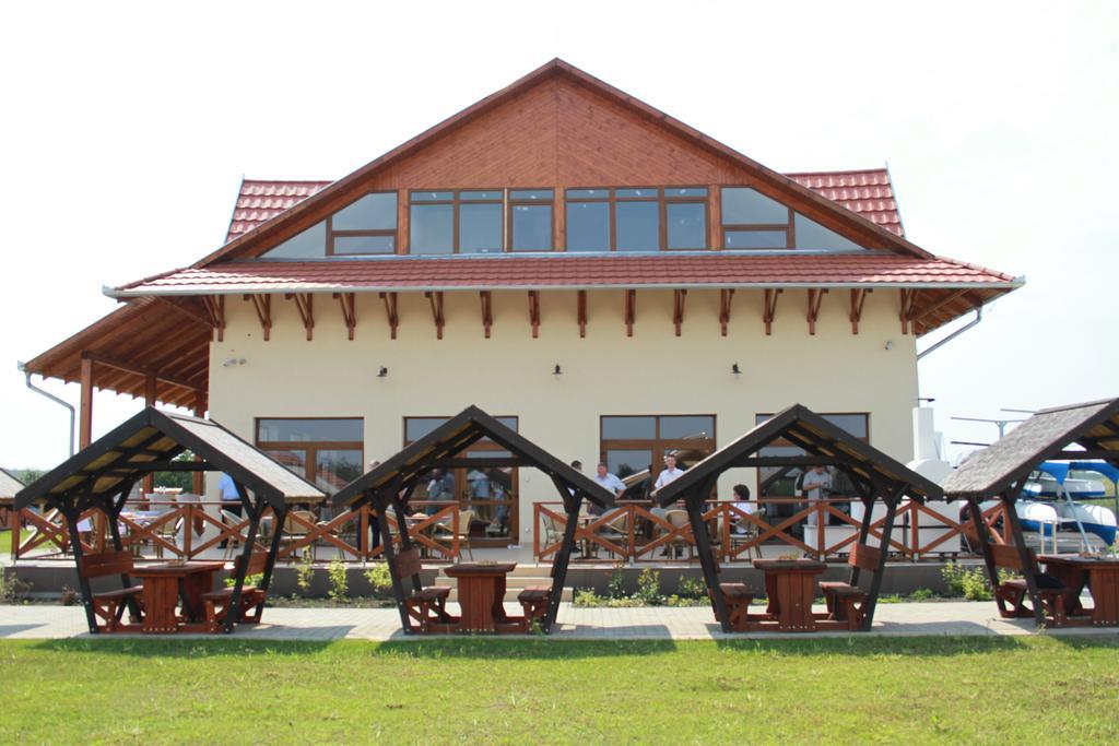 Tuzseri Palinka Tanya Buitenkant foto