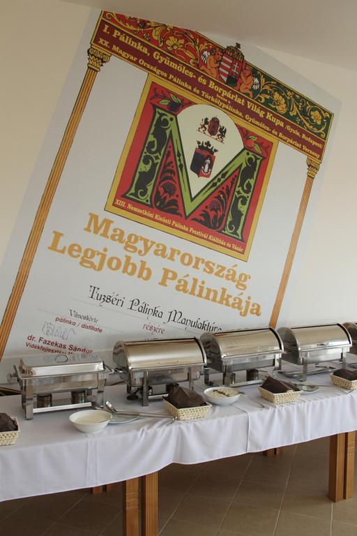 Tuzseri Palinka Tanya Buitenkant foto