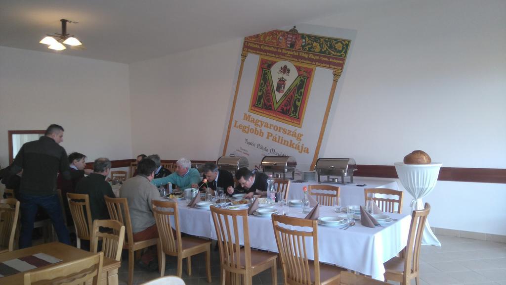Tuzseri Palinka Tanya Buitenkant foto