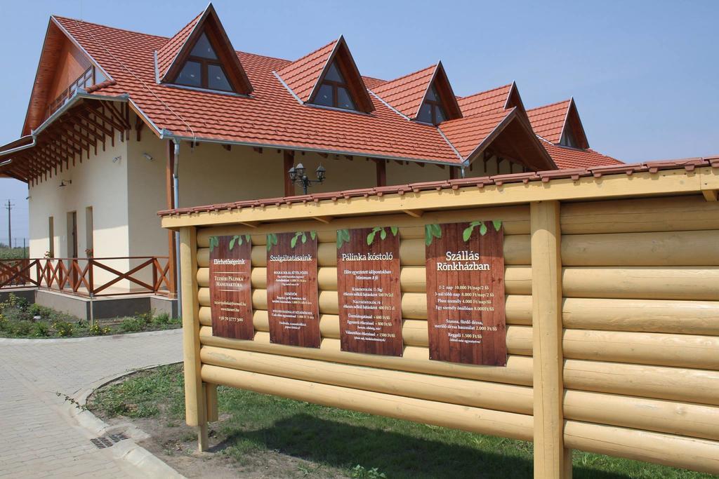Tuzseri Palinka Tanya Buitenkant foto