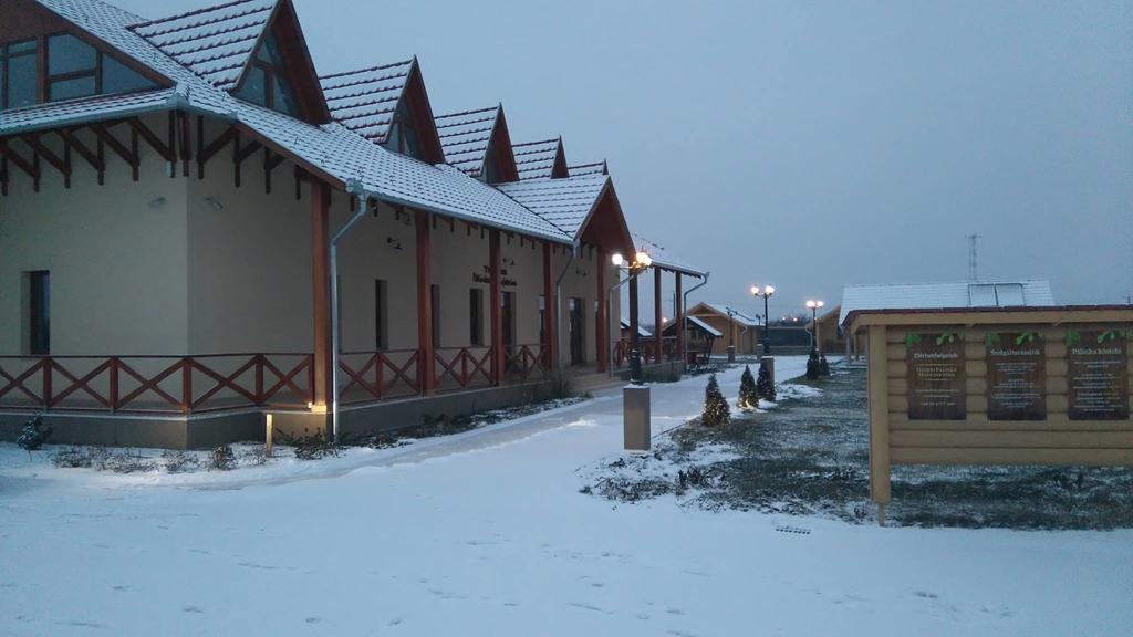 Tuzseri Palinka Tanya Buitenkant foto